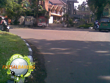 Pertigaan Ayam Goreng Suharti Cipaganti, belok kiri menuju Jalan Cemara.
